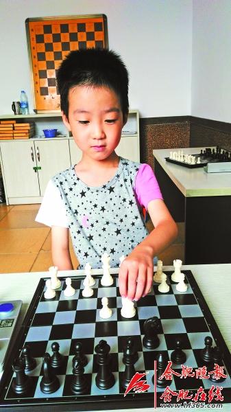 一战成名！7岁合肥娃晋升“棋协大师”(图) 喜欢读三国 不喜欢被“小瞧”