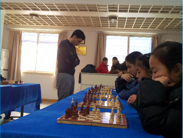 阿塞拜疆国际象棋大师尼加特与我校小棋手车轮战